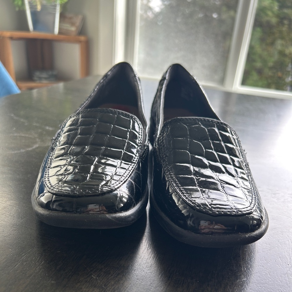 NEVER WORN ~ CLARKS SIZE 6.5 LOAFERS - Picture 4 of 7